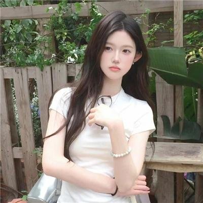 随盲柳入眠的女人